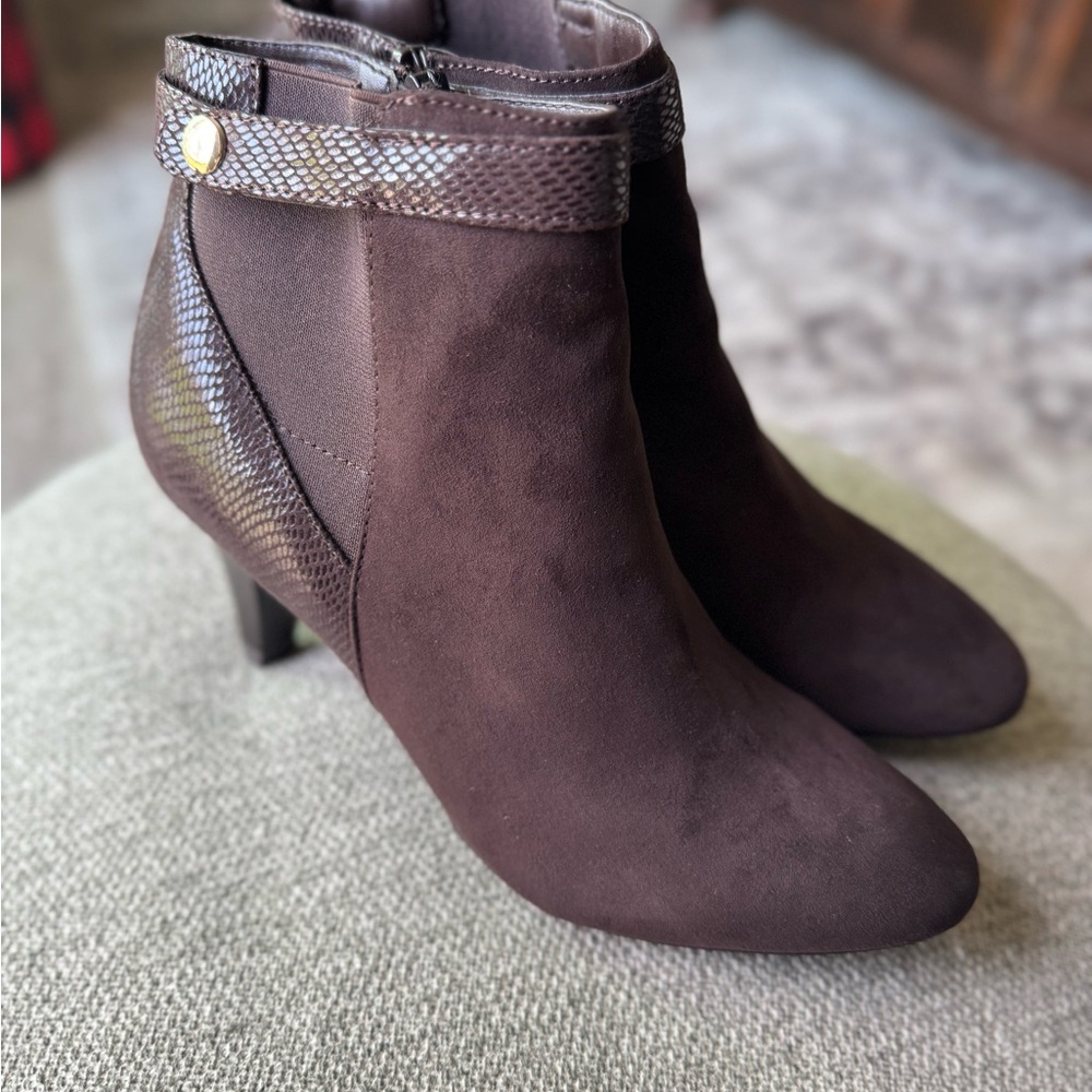 Karen Scott SZ 8.5M Brown Faux Suede Ankle Boots Booties Heel Boots Zipper